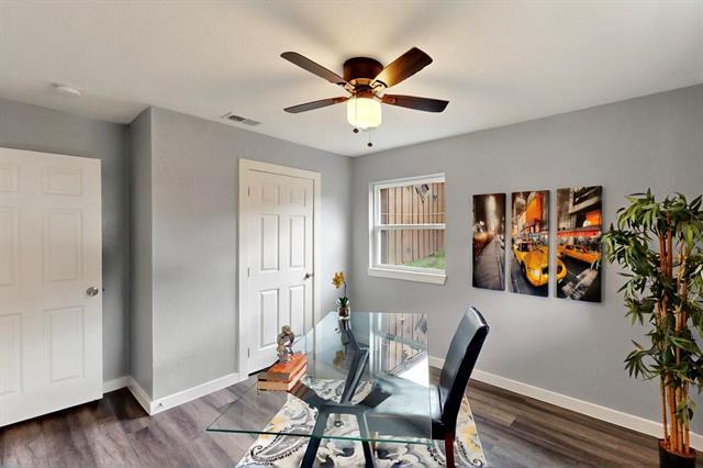 Building Photo - 1425 Oakhill Dr