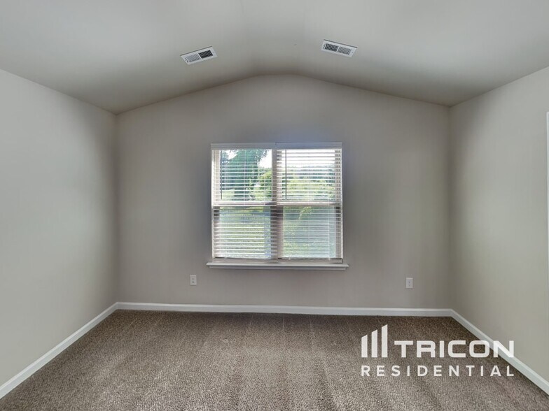 Building Photo - 130 Spring Knoll Dr