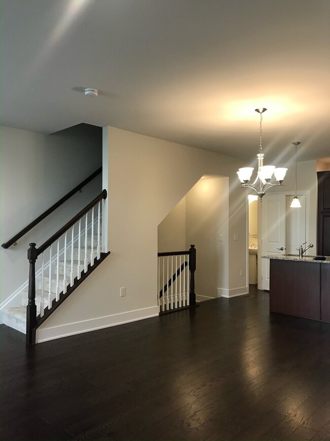 Building Photo - 703 Lakeview Ct