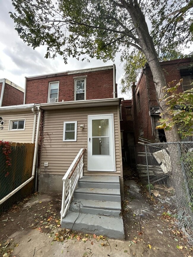 Building Photo - 1484 Louis St