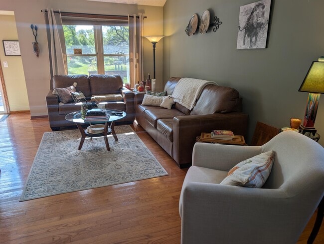 Building Photo - 607 Tamarack Dr W