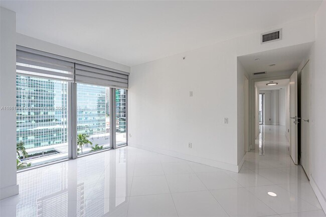 Building Photo - 1300 Brickell Bay Dr