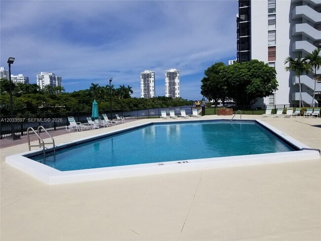 Building Photo - 3401 N Country Club Dr