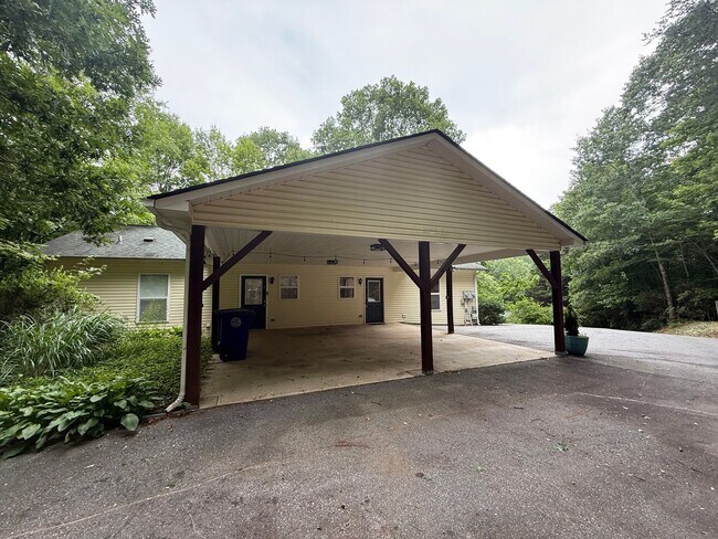 Building Photo - 17A Tree Canopy Ln