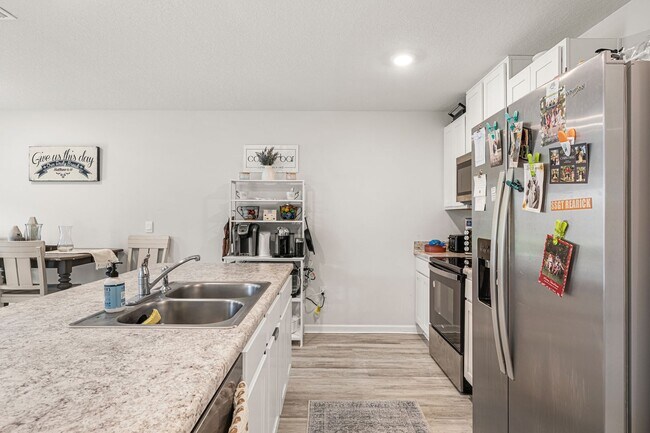 Building Photo - 5843 Belmont Stakes Rd