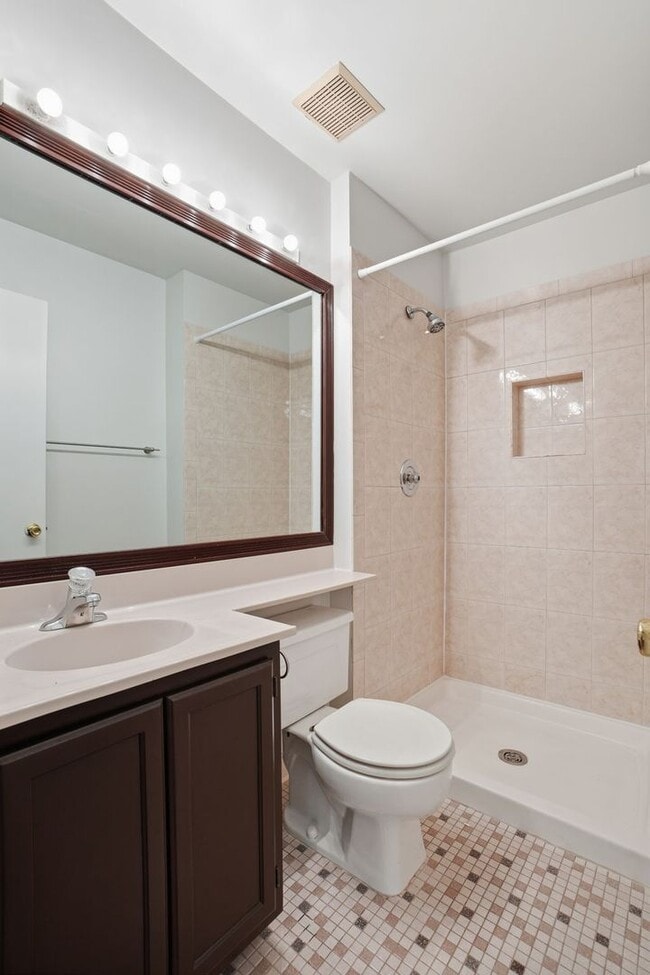 Building Photo - Welcome home to this charming three-level townhouse in the heart of Springfield!