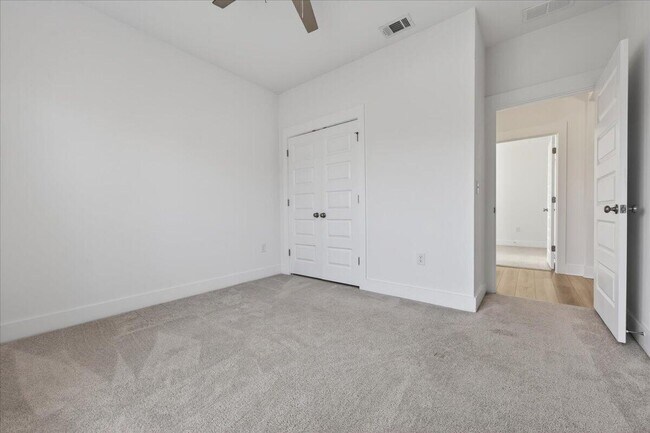 Building Photo - 210 Lyla Ln