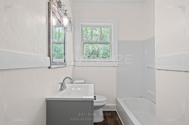 Building Photo - Charming 3 Bed 2 Bath Bungalow in Mobile