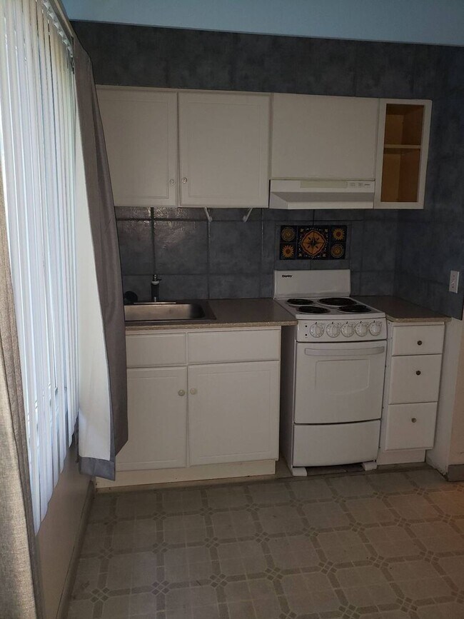 Building Photo - 1065 NE Duncan Ln