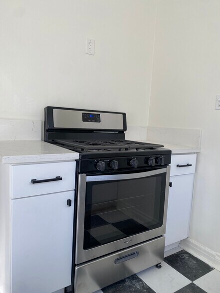 Kitchen - 429 N Stanley Ave