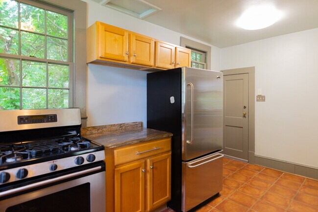 Building Photo - Inviting Stone Home for Rent – Walking Dis...