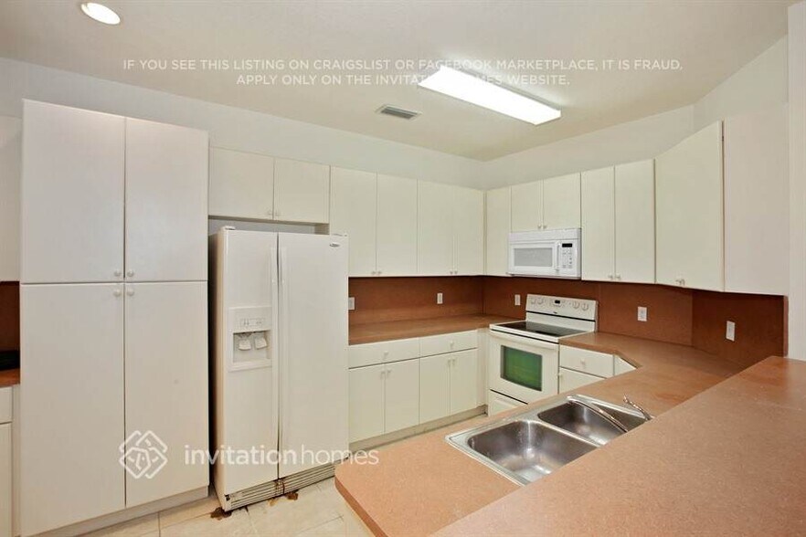 Building Photo - 627 NE 35th Ave
