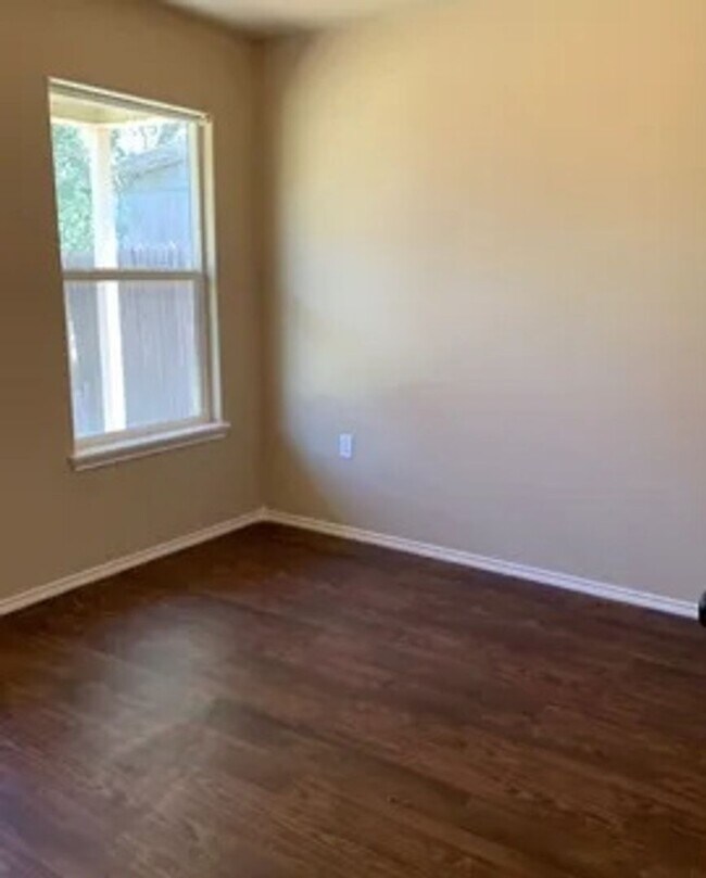 Building Photo - Beautiful 3/2/1 Available May 2026