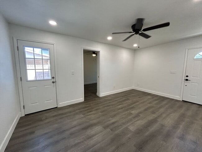 Building Photo - 1254 W Manhatton Dr