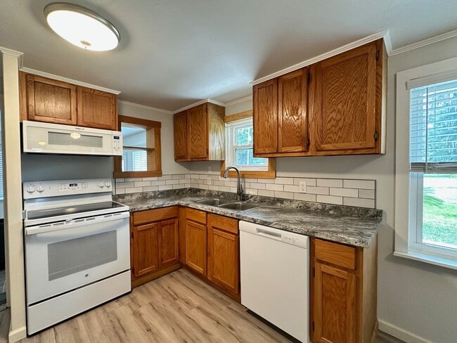 Building Photo - Beautiful Sunsets! Close to Historic District, Shopping & Beaches!