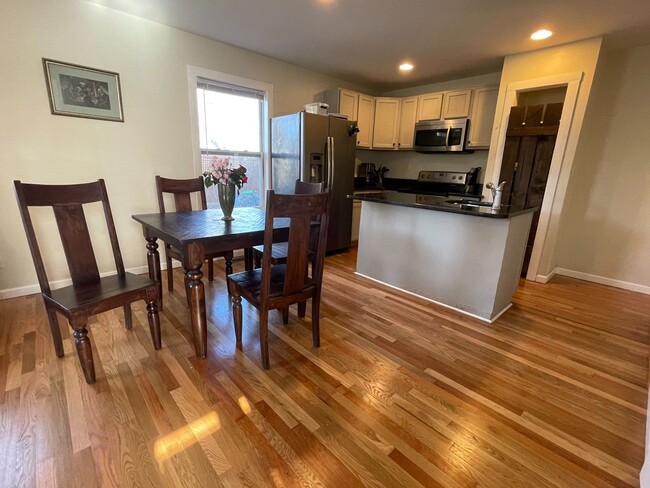 Building Photo - Large, updated 5 BR 2.5 BA in Carrboro, cl...