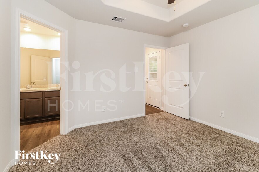 Building Photo - 25617 Roy Rogers Rd