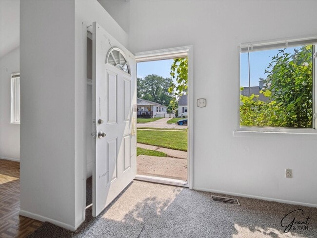 Building Photo - $1400 3 bedroom ranch