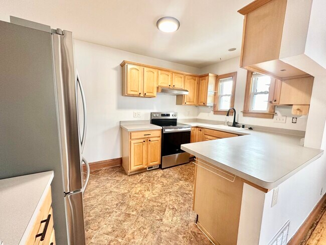 Building Photo - 7705 W Rogers St