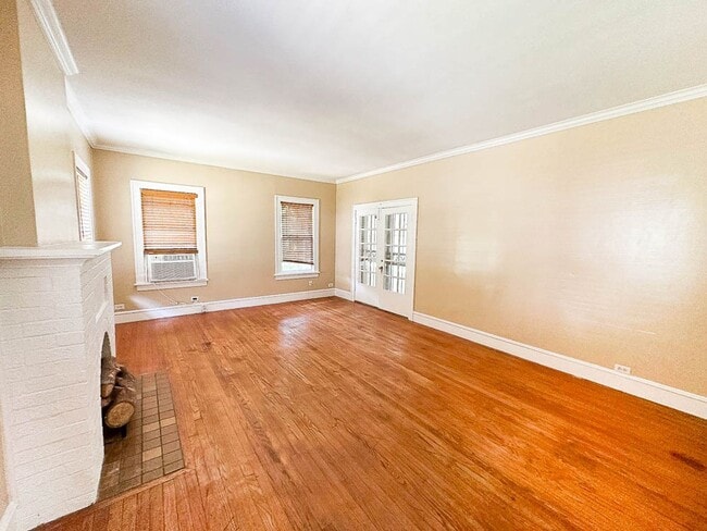 Building Photo - Large 4 bedroom in Highland!