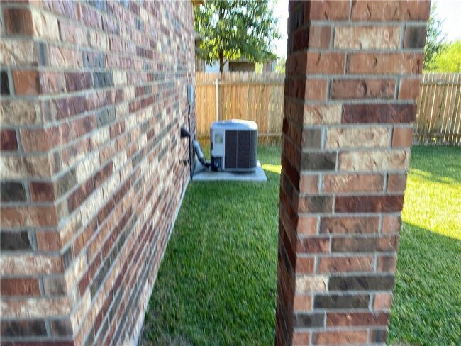 Building Photo - 14428 Lake Victor Dr