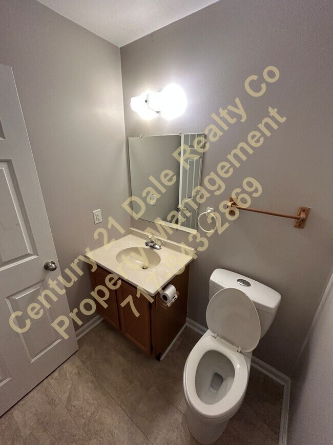 Building Photo - 3 BR, 1.5 Baths, 1 car garage Dover PA