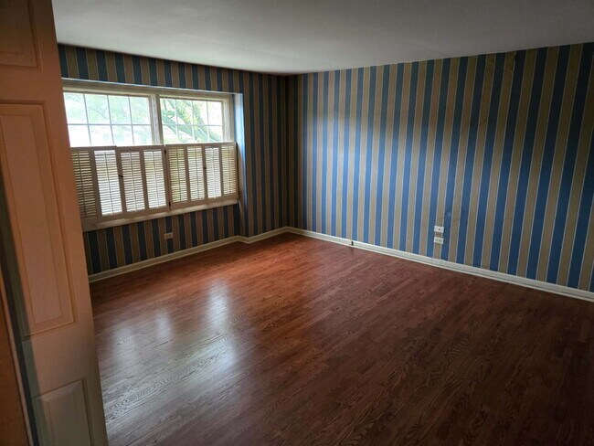 Building Photo - 2S663 Ave Normandy E
