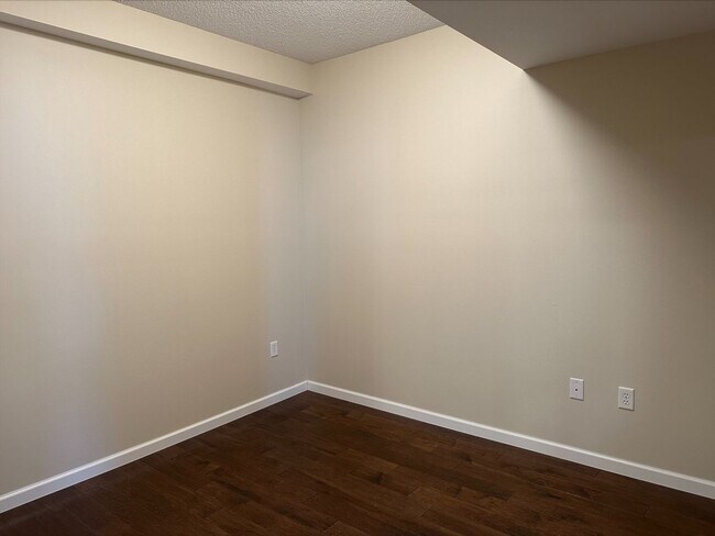 Building Photo - 1 Bedroom Steps from U of M St. Paul