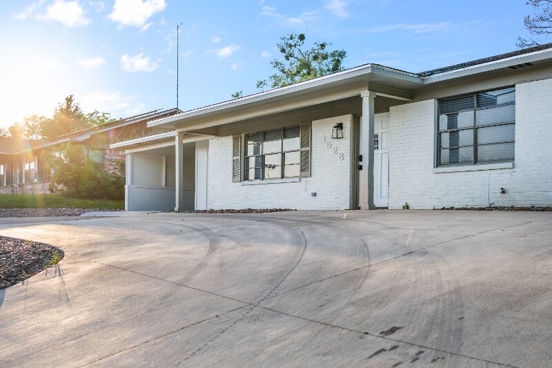 Building Photo - 1528 E Devine St