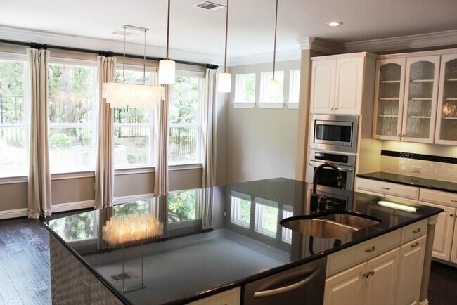 Building Photo - 9308 Villa Norte Dr