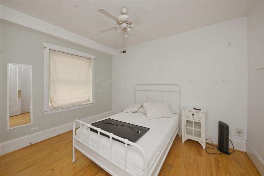 Building Photo - 1849 W Greenleaf Ave