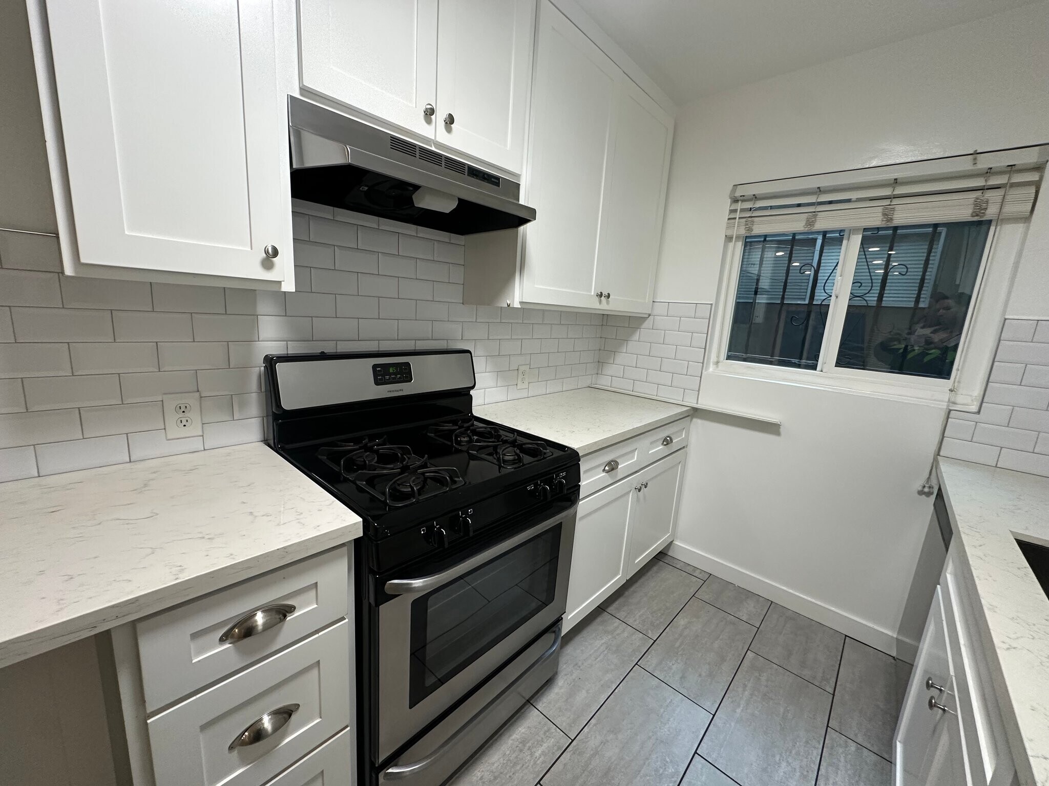 Building Photo - 7555 De Longpre Ave