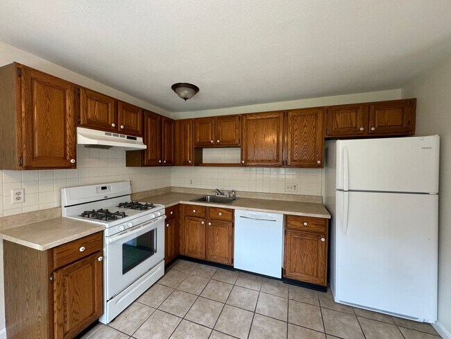 Building Photo - Bright and Spacious Corner Unit in North A...