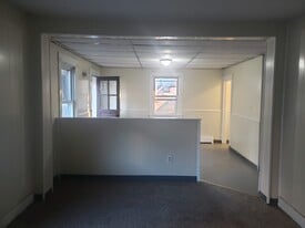 Building Photo - 156 Oak St