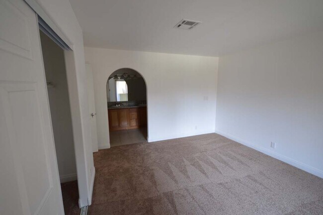 Building Photo - A Spacious and Stylish 2 Bed / 2 Ba Condo Gated Community