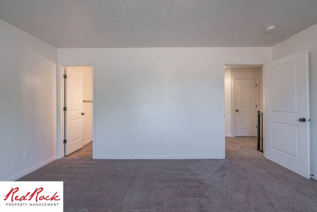 Building Photo - 3 Bedroom Townhome Near Freeway & Shopping