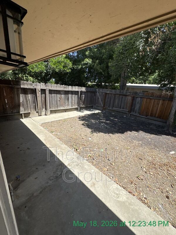 Building Photo - 1140 W Tulare Ave