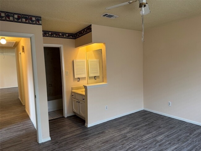 Building Photo - 11415 Loyola Dr