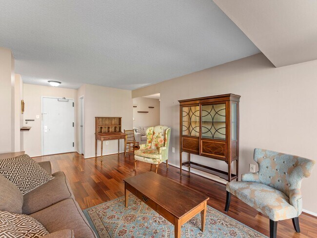 Building Photo - This beautiful 1 bed, 1 bath condo with ov...