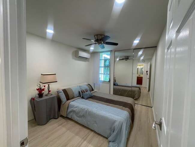 Building Photo - 2/2 Condo with 1 parking in Pool Community