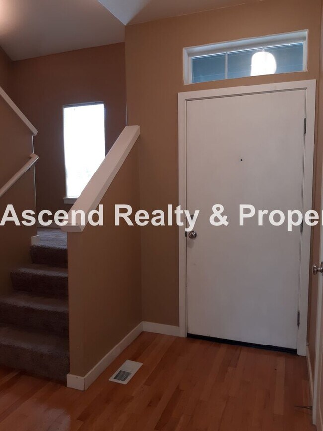 Building Photo - New Lower Price! Tanasbourne Area 3 Bed Fenced Yard 1/2 Block to MAX AVAILABLE NOW! 1 Small Pet Nego
