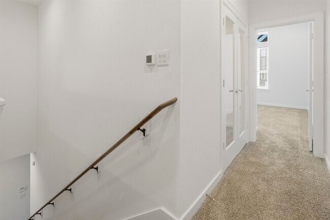 Building Photo - 1113 Highland Square Ln