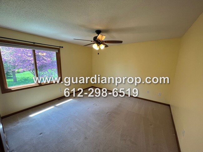 Building Photo - Woodbury House Available July 1st, Meticulously Maintained, Lower Family Room, Back Deck, Pool Ac...