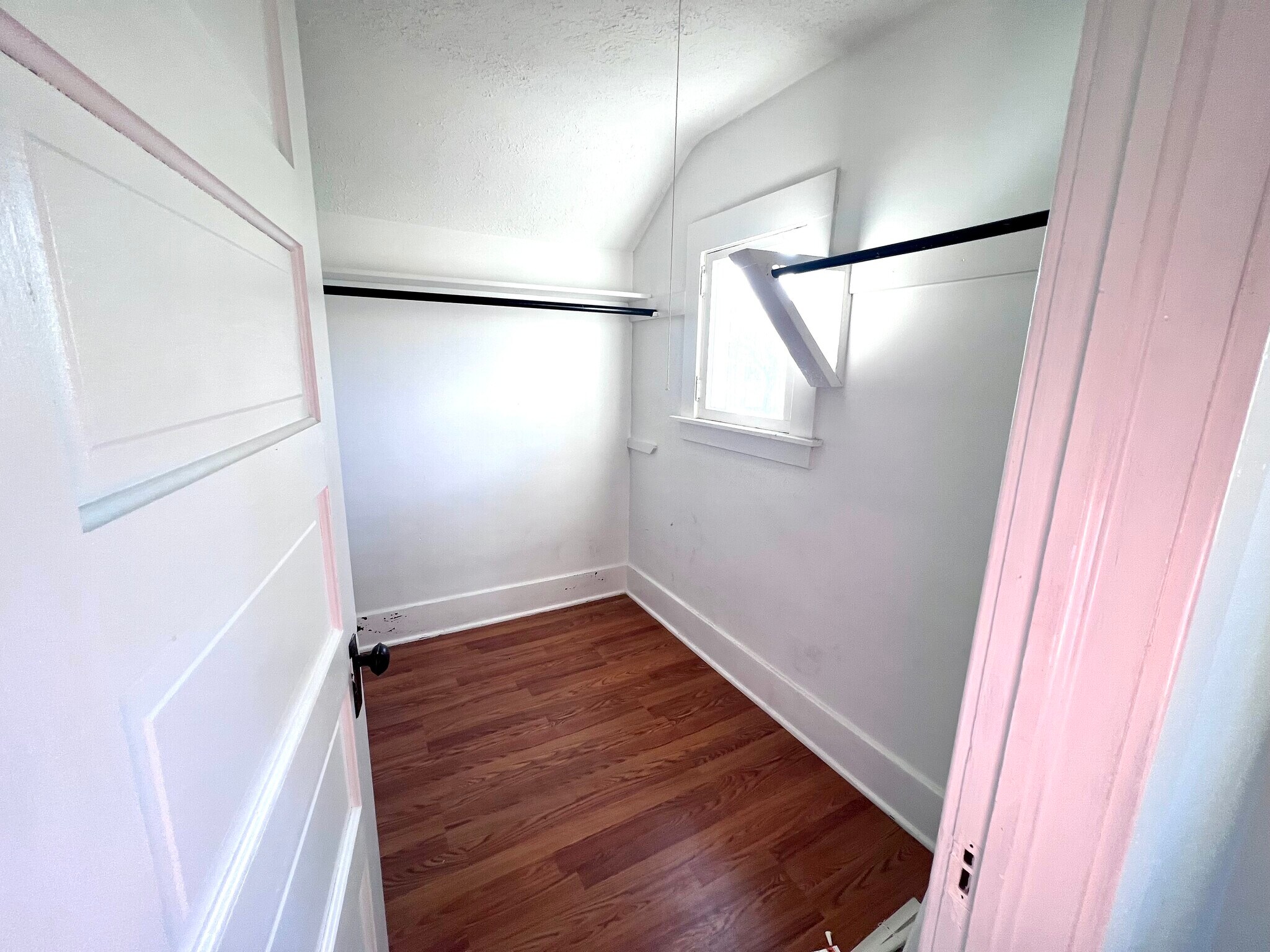 Building Photo - 731 N Sycamore St