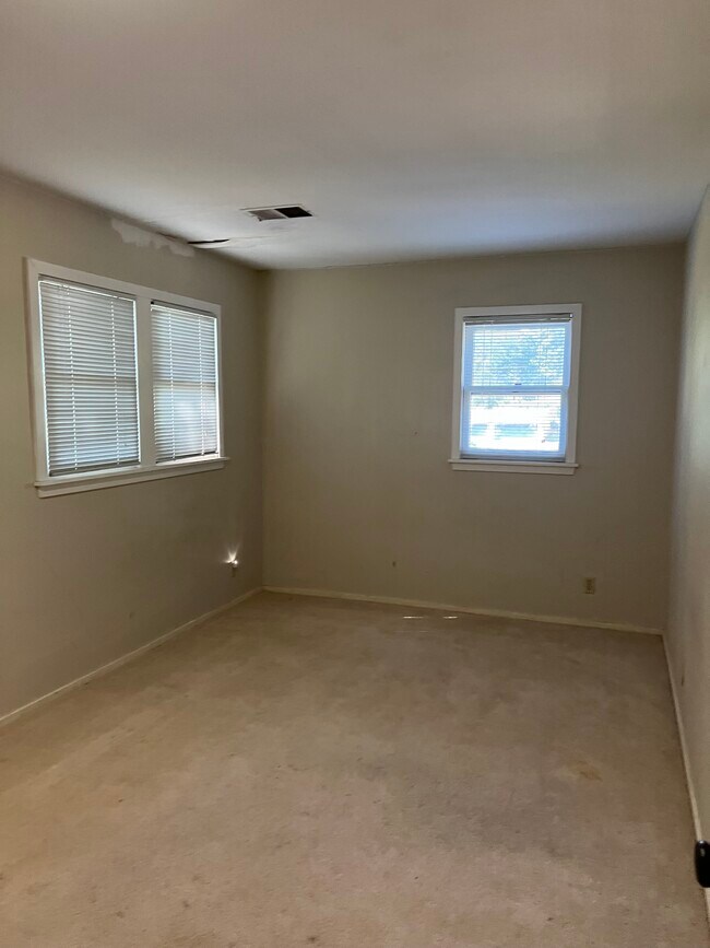 Building Photo - 15220 Marilyn Dr