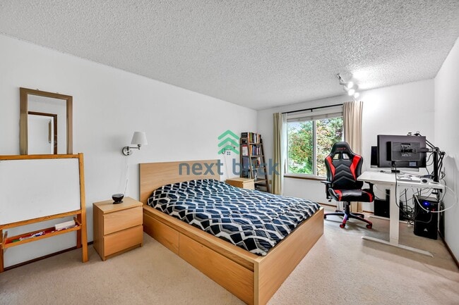 Building Photo - 3 BED & 1.5 BATH FOR RENT