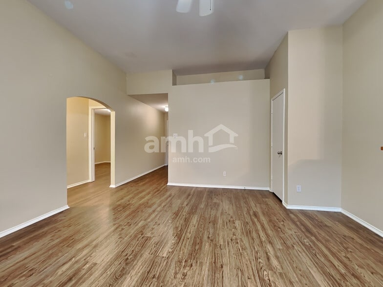 Building Photo - 1576 Sandhurst Dr