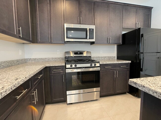 Building Photo - 4 BED 2 BATH 2 CAR GARAGE SINGLE STORY SINGLE FAMILY HOME w/ PAVED BACKYARD IN CADENCE COMMUNITY,...