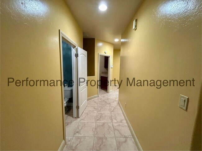 Building Photo - Gorgeous 2 Bed/2.5 Bath + Office w/ Lake V...