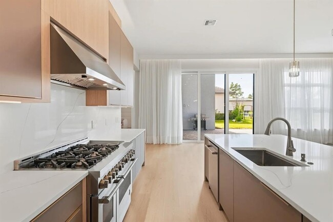 Building Photo - 16004 Pendio Dr